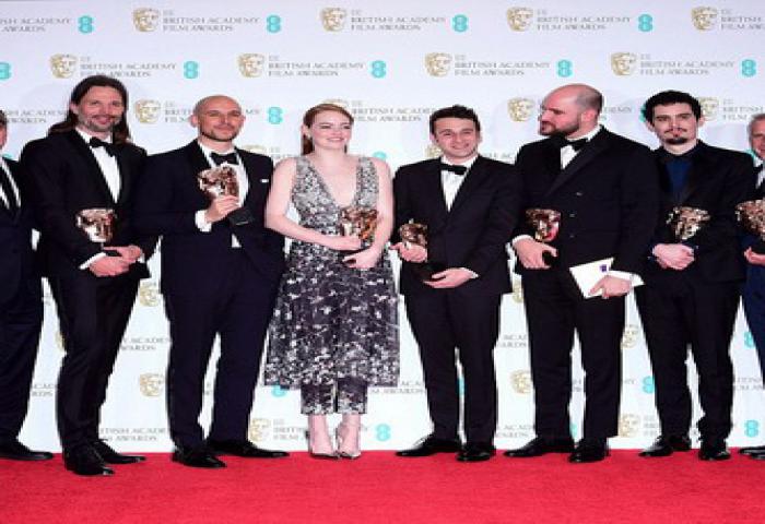 Emma Stone Berpijar Di Red Carpet BAFTA 2017